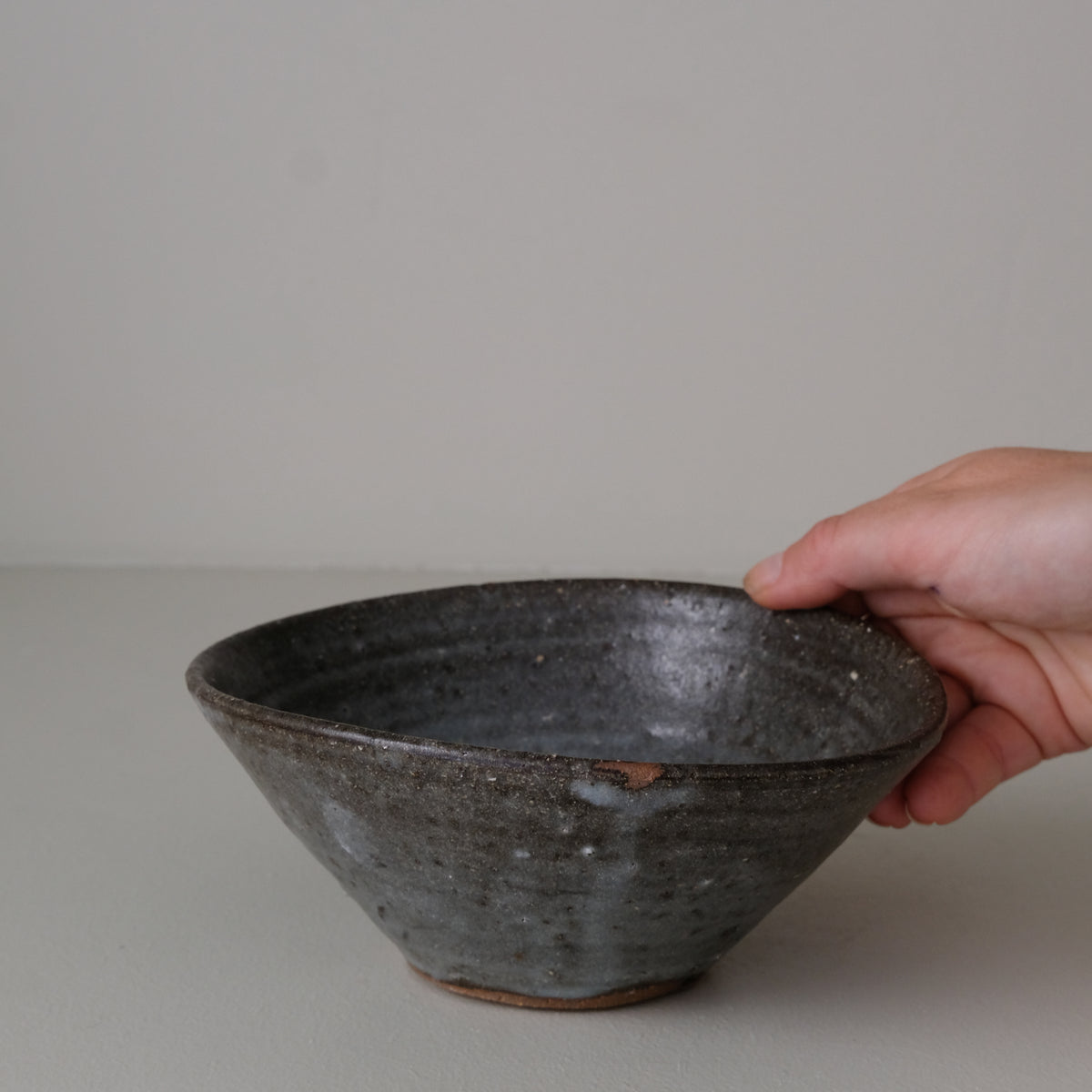 Bol conique oval D 17cm - Bleu gris satiné par Benoit Audureau chez Brutal Ceramics