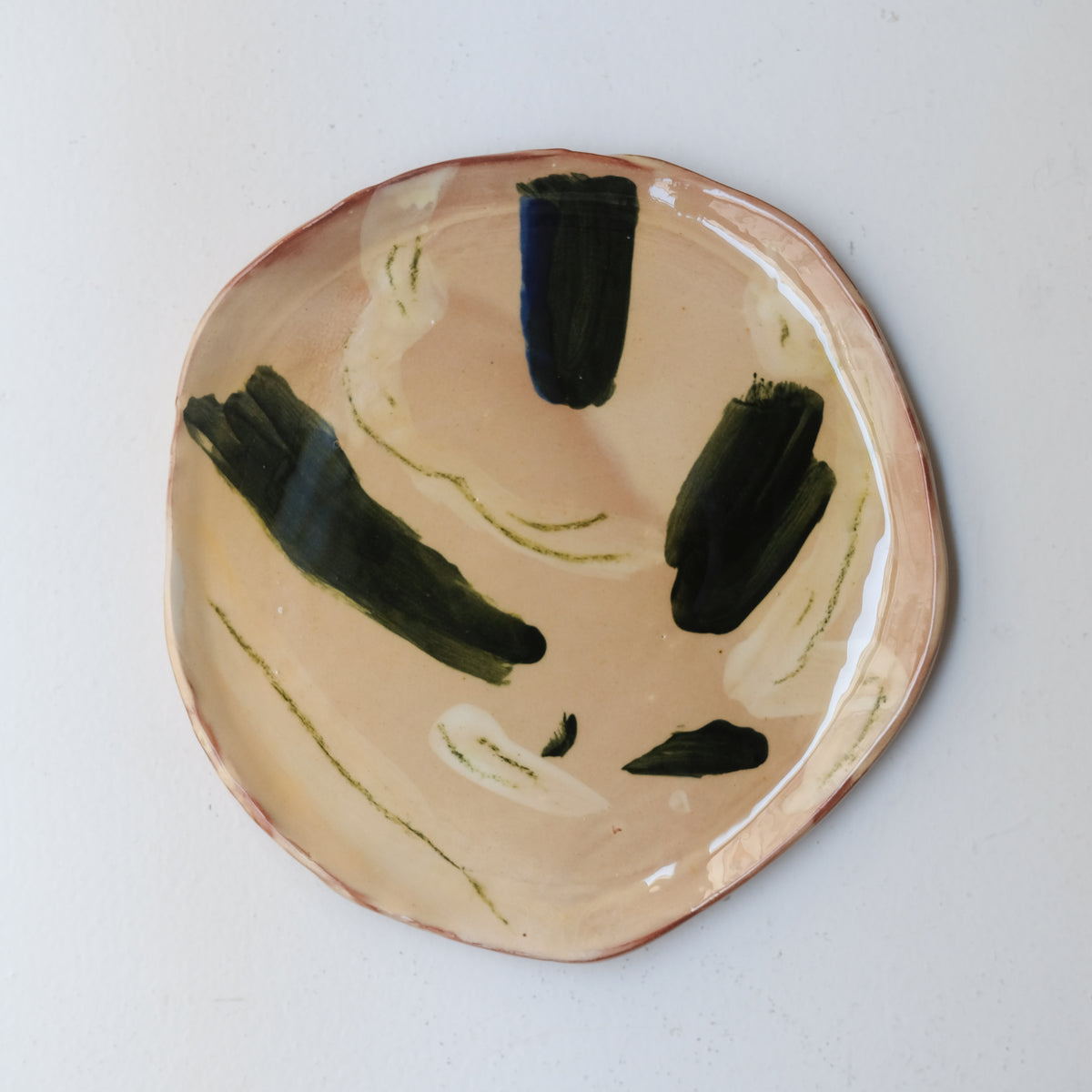 Assiette A26HB01 en faïence rouge D 25cm - Multicolore d'Héloise Bariol chez Brutal Ceramics