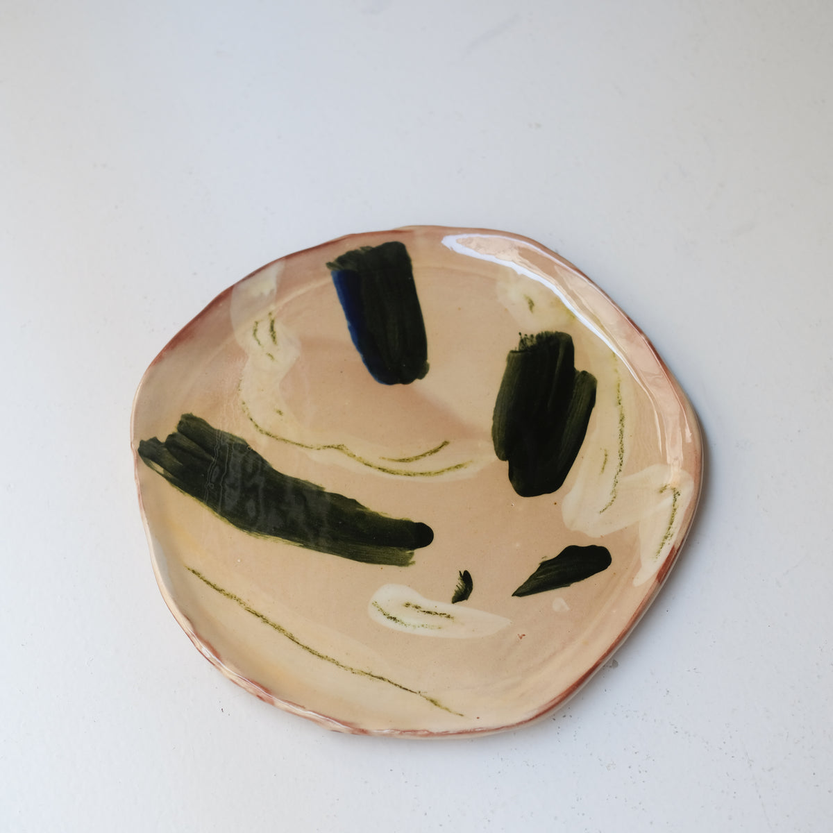 Assiette A26HB01 en faïence rouge D 25cm - Multicolore d'Héloise Bariol chez Brutal Ceramics
