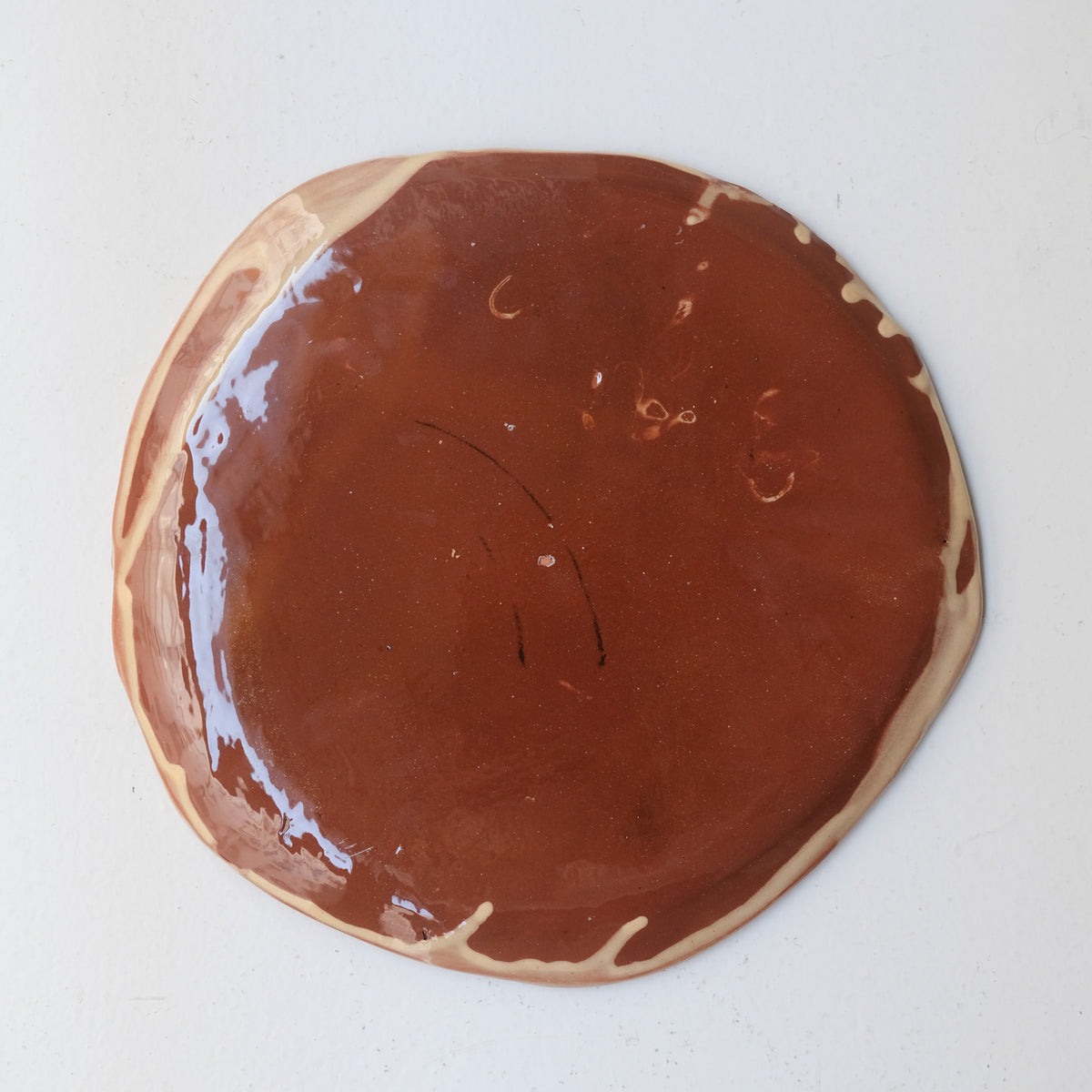 Assiette A26HB01 en faïence rouge D 25cm - Multicolore d'Héloise Bariol chez Brutal Ceramics