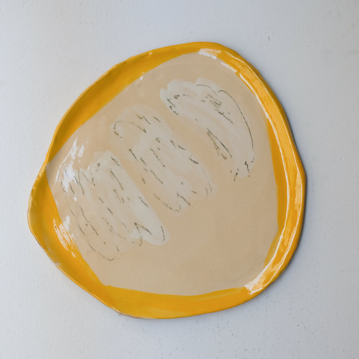 Assiette A26HB02 en faïence rouge D 25cm - Multicolore d'Héloise Bariol chez Brutal Ceramics