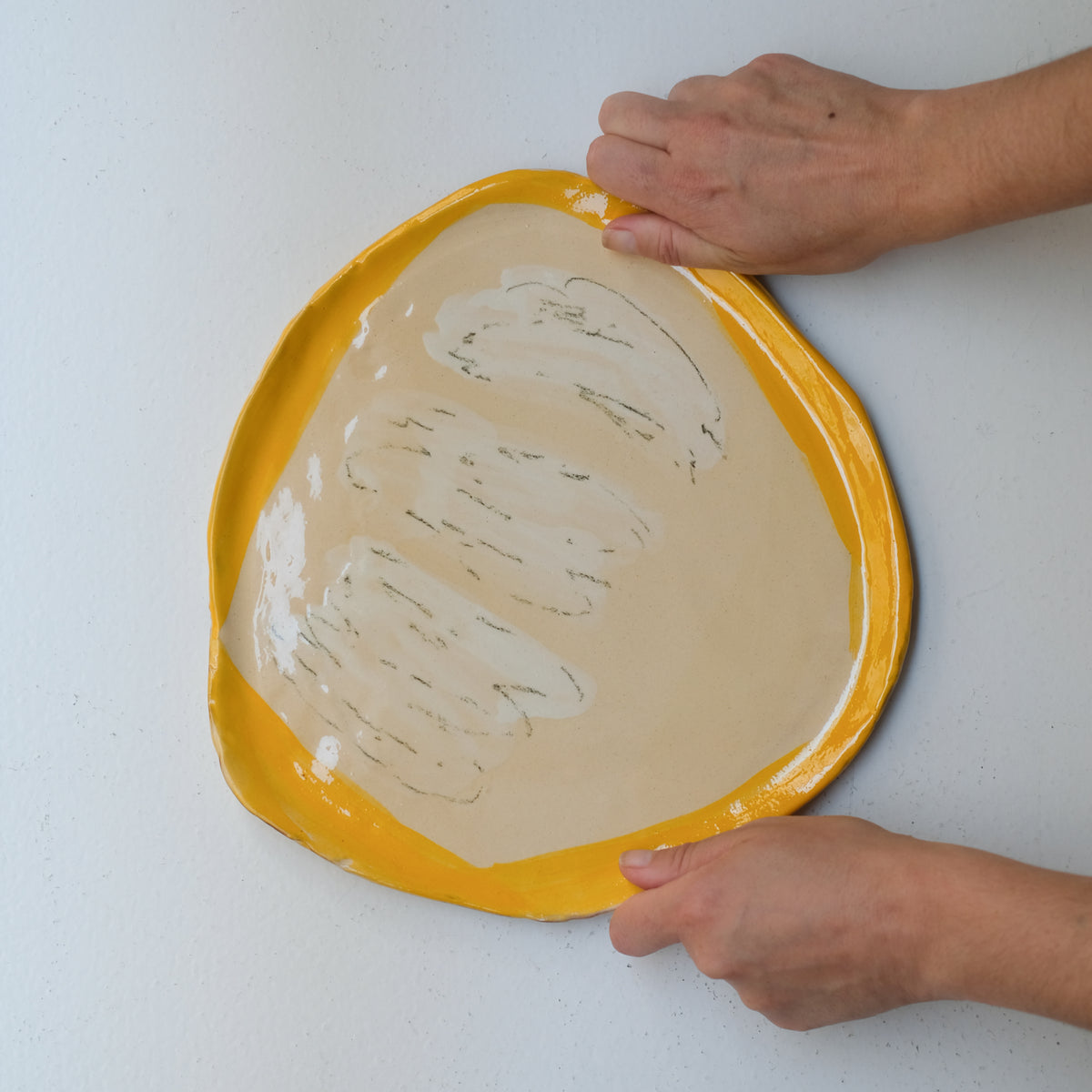 Assiette A26HB02 en faïence rouge D 25cm - Multicolore d'Héloise Bariol chez Brutal Ceramics