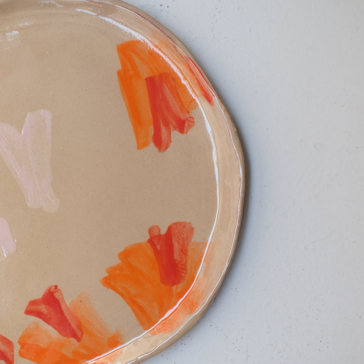 Assiette A26HB03 en faïence rouge D 25cm - Multicolore d'Héloise Bariol chez Brutal Ceramics