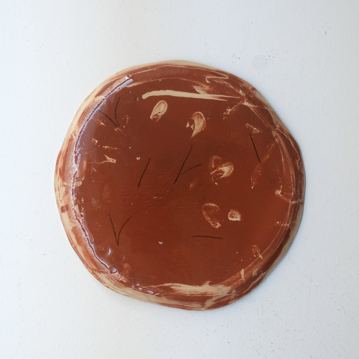 Assiette A26HB03 en faïence rouge D 25cm - Multicolore d'Héloise Bariol chez Brutal Ceramics