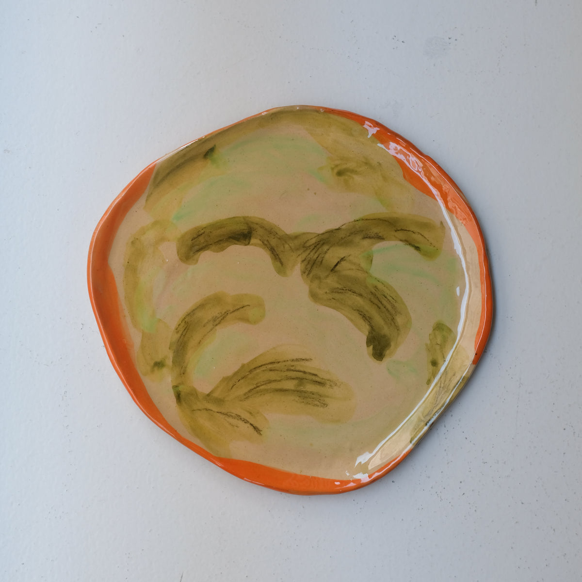 Assiette A26HB04 en faïence rouge D 25cm - Multicolore d'Héloise Bariol chez Brutal Ceramics