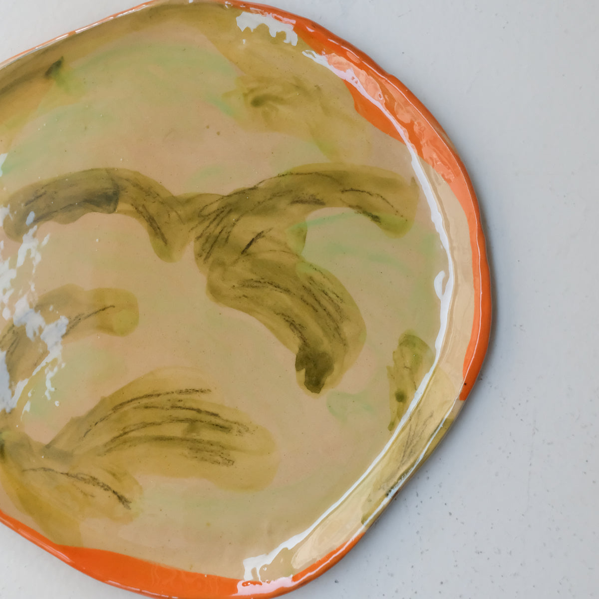 Assiette A26HB04 en faïence rouge D 25cm - Multicolore d'Héloise Bariol chez Brutal Ceramics