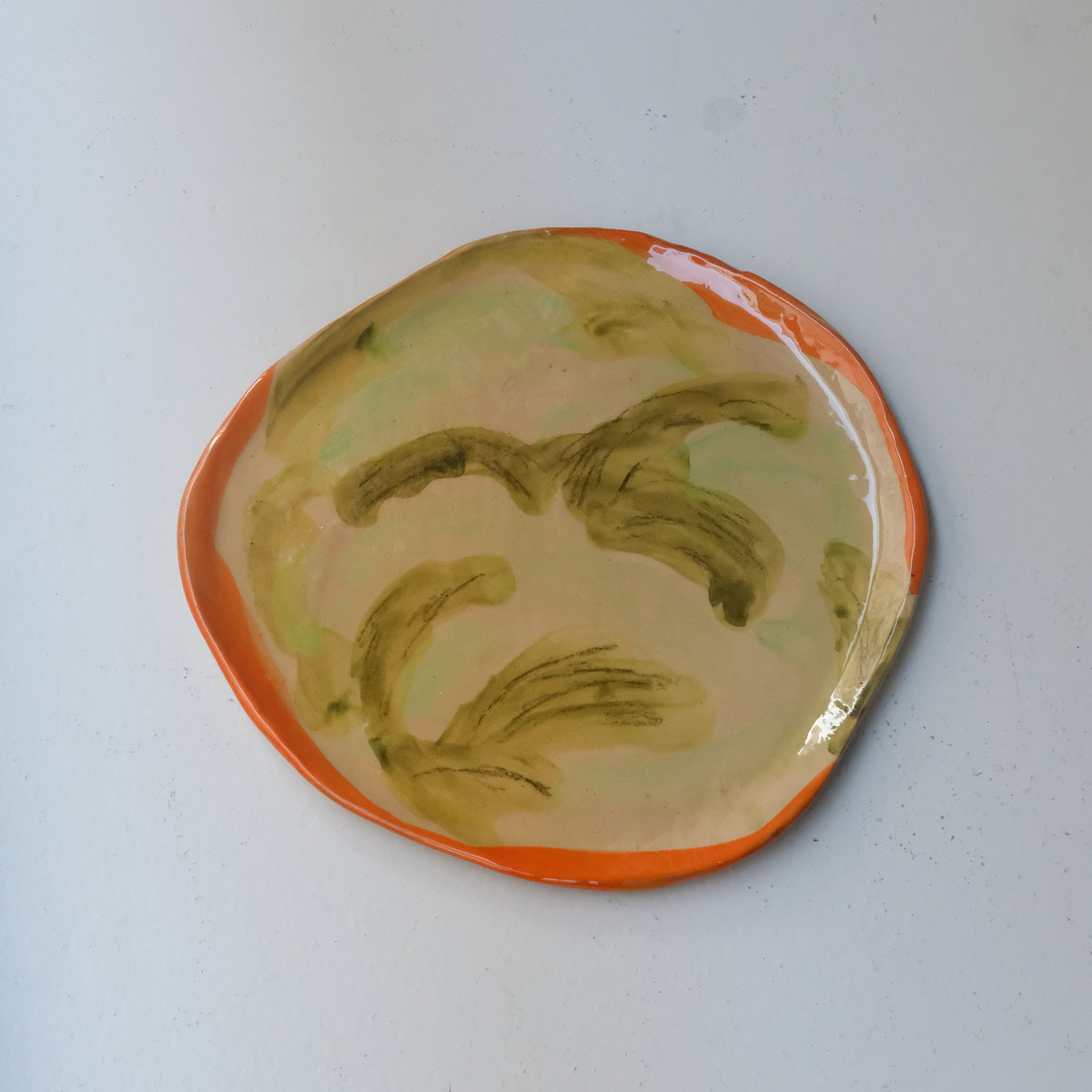 Assiette A26HB04 en faïence rouge D 25cm - Multicolore d'Héloise Bariol chez Brutal Ceramics