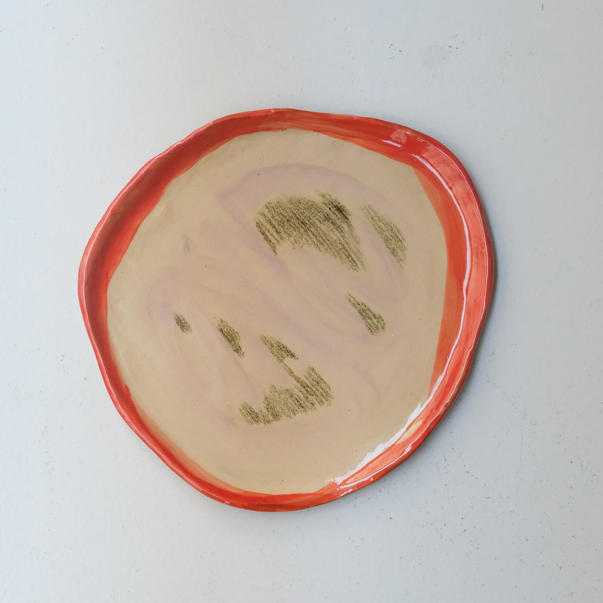 Assiette A26HB05 en faïence rouge D 25cm - Multicolore d'Héloise Bariol chez Brutal Ceramics