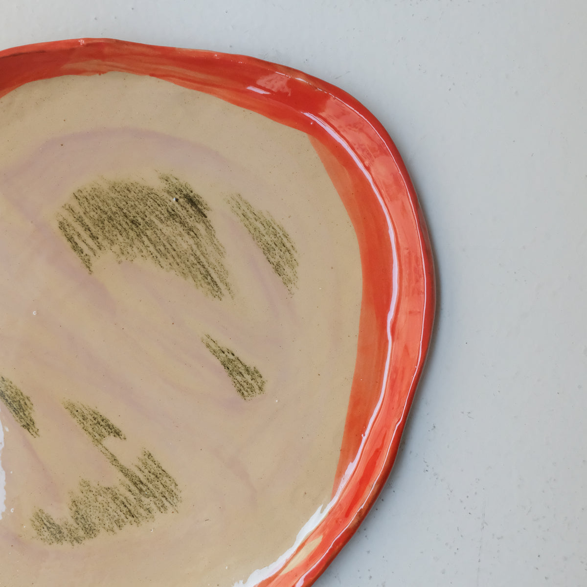 Assiette A26HB05 en faïence rouge D 25cm - Multicolore d'Héloise Bariol chez Brutal Ceramics