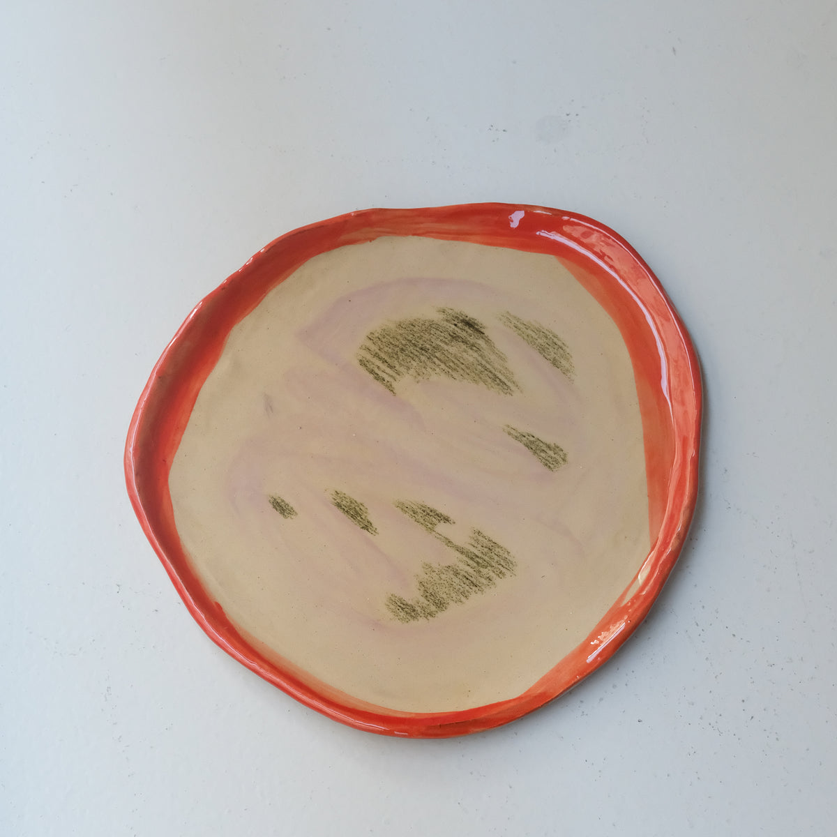 Assiette A26HB05 en faïence rouge D 25cm - Multicolore d'Héloise Bariol chez Brutal Ceramics