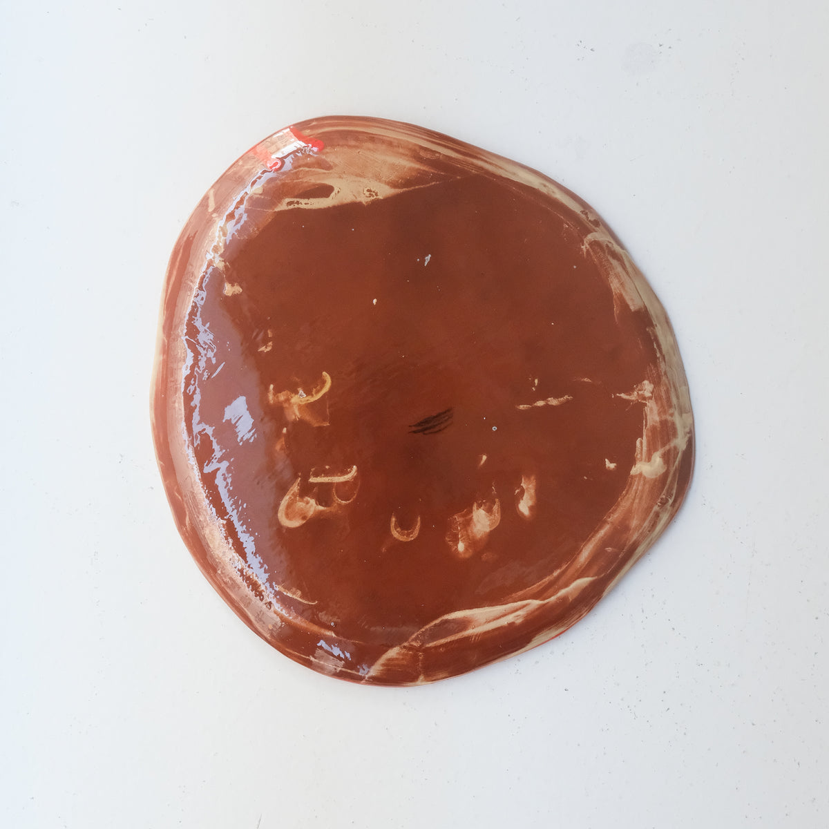 Assiette A26HB05 en faïence rouge D 25cm - Multicolore d'Héloise Bariol chez Brutal Ceramics