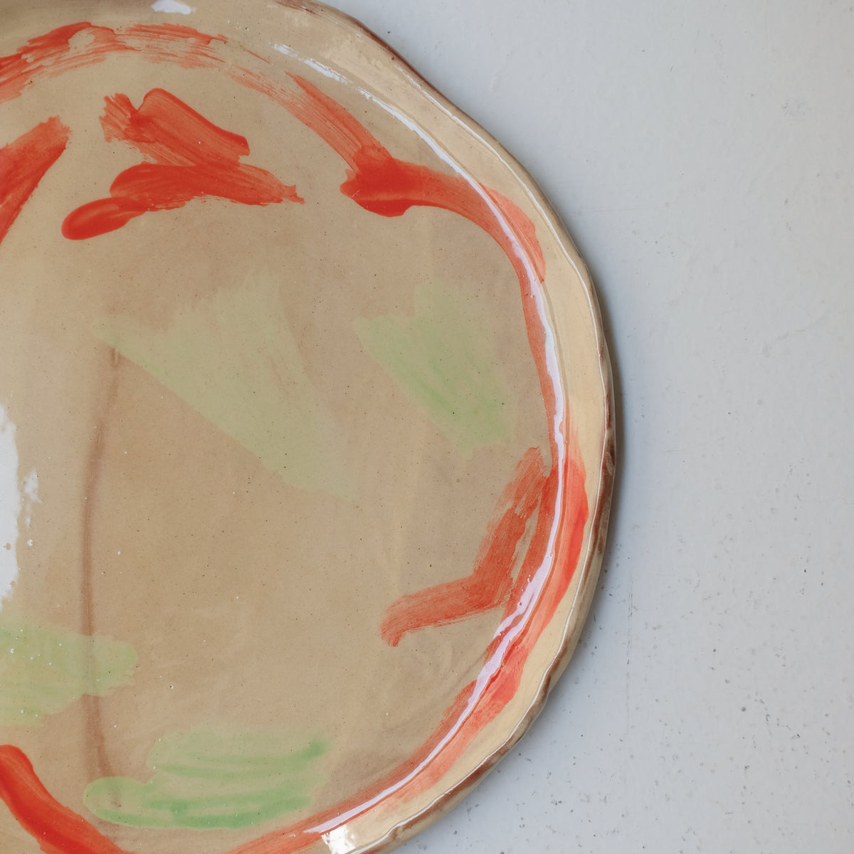 Assiette A26HB06 en faïence rouge D 25cm - Multicolore d'Héloise Bariol chez Brutal Ceramics