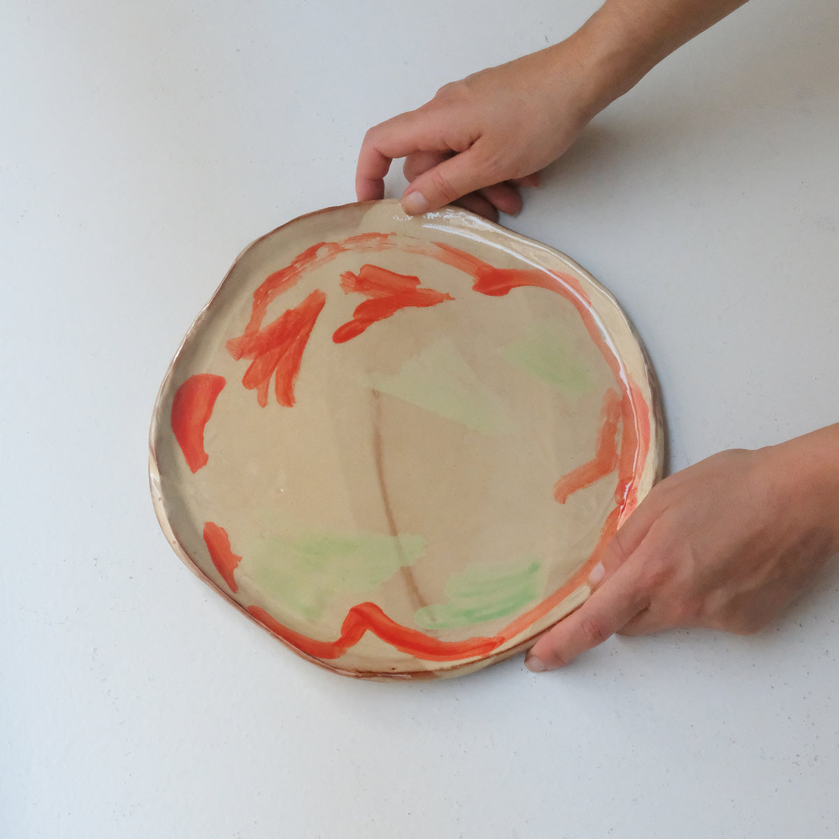Assiette A26HB06 en faïence rouge D 25cm - Multicolore d'Héloise Bariol chez Brutal Ceramics