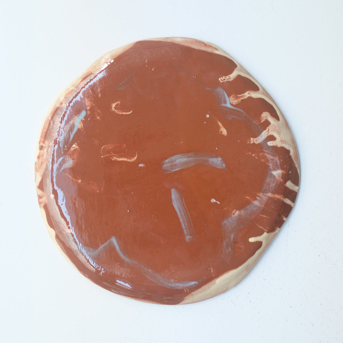 Assiette A26HB06 en faïence rouge D 25cm - Multicolore d'Héloise Bariol chez Brutal Ceramics