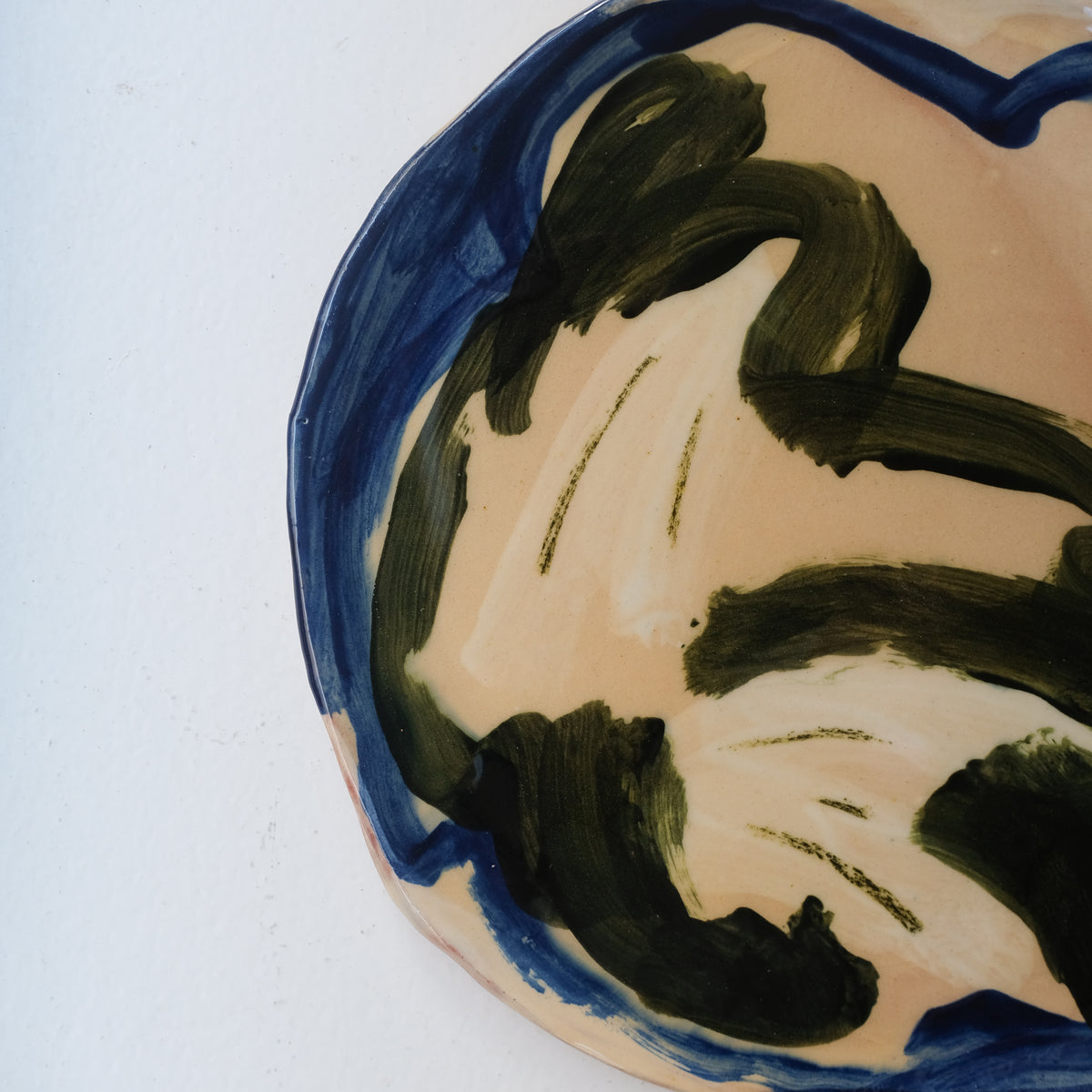 Assiette A26HB07 en faïence rouge D 25cm - Multicolore d'Héloise Bariol chez Brutal Ceramics