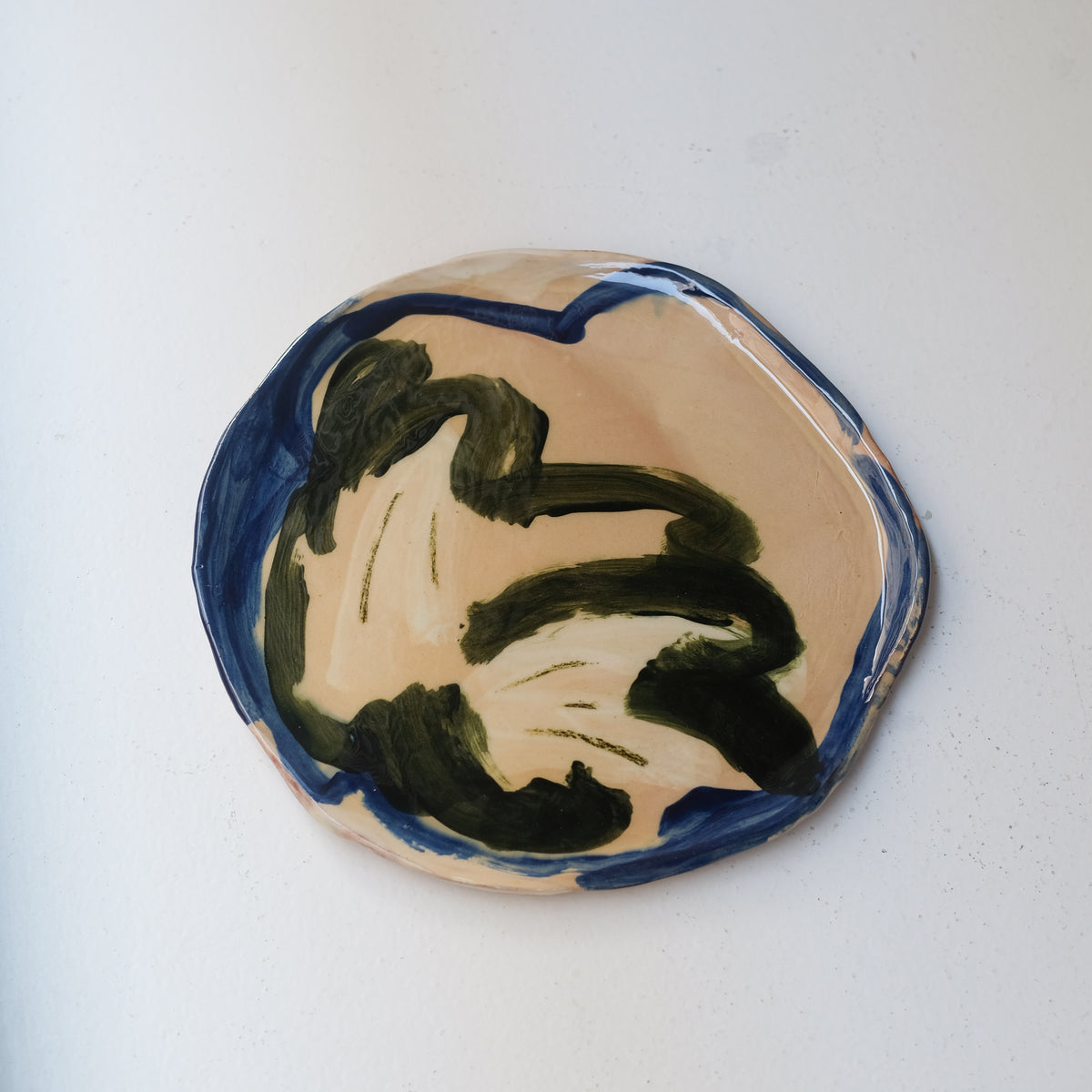 Assiette A26HB07 en faïence rouge D 25cm - Multicolore d'Héloise Bariol chez Brutal Ceramics