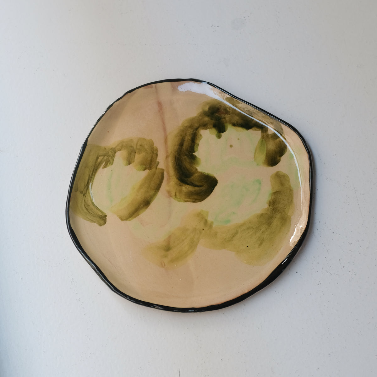 Assiette A26HB08 en faïence rouge D 25cm - Multicolore d'Héloise Bariol chez Brutal Ceramics