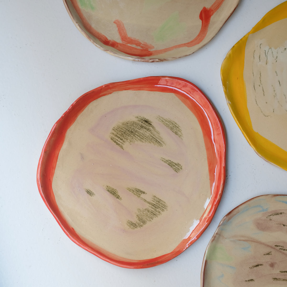 Assiette A26HB05 en faïence rouge D 25cm - Multicolore d'Héloise Bariol chez Brutal Ceramics