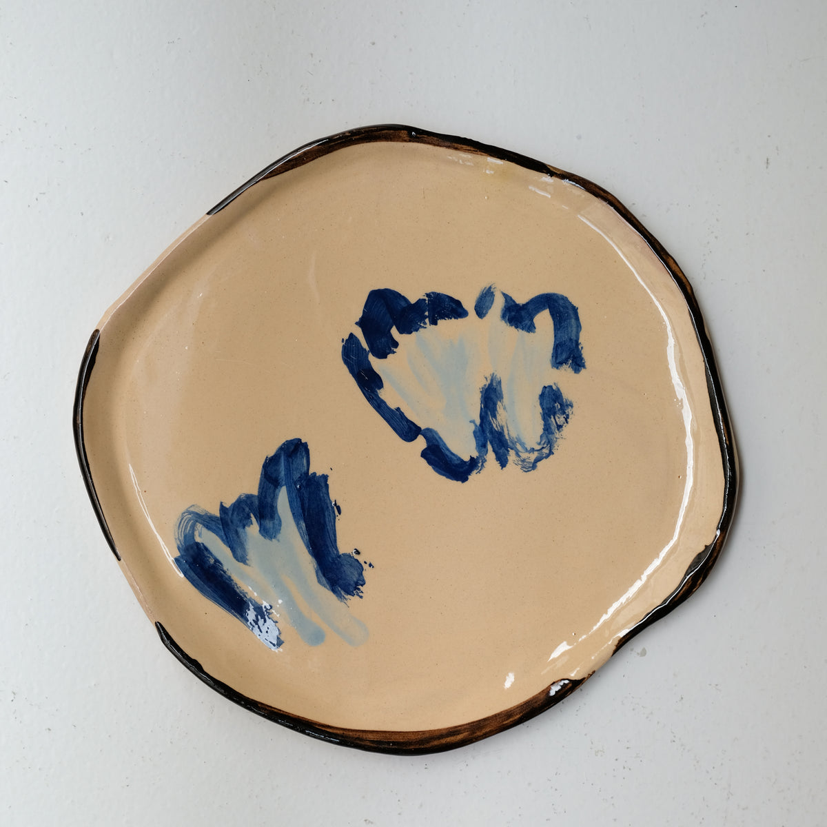 Assiette A26HB10 en faïence rouge D 25cm - Multicolore d'Héloise Bariol chez Brutal Ceramics