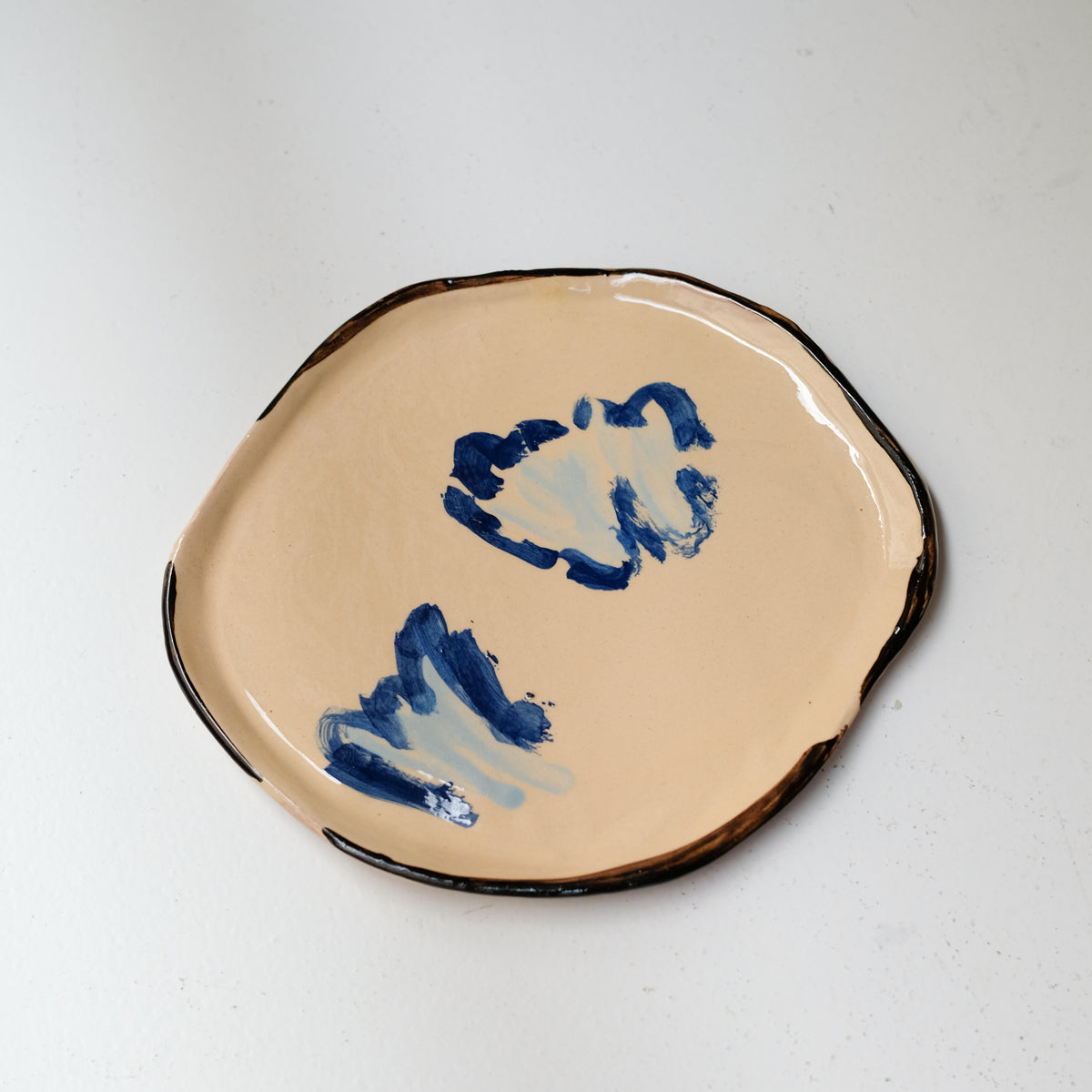 Assiette A26HB10 en faïence rouge D 25cm - Multicolore d'Héloise Bariol chez Brutal Ceramics