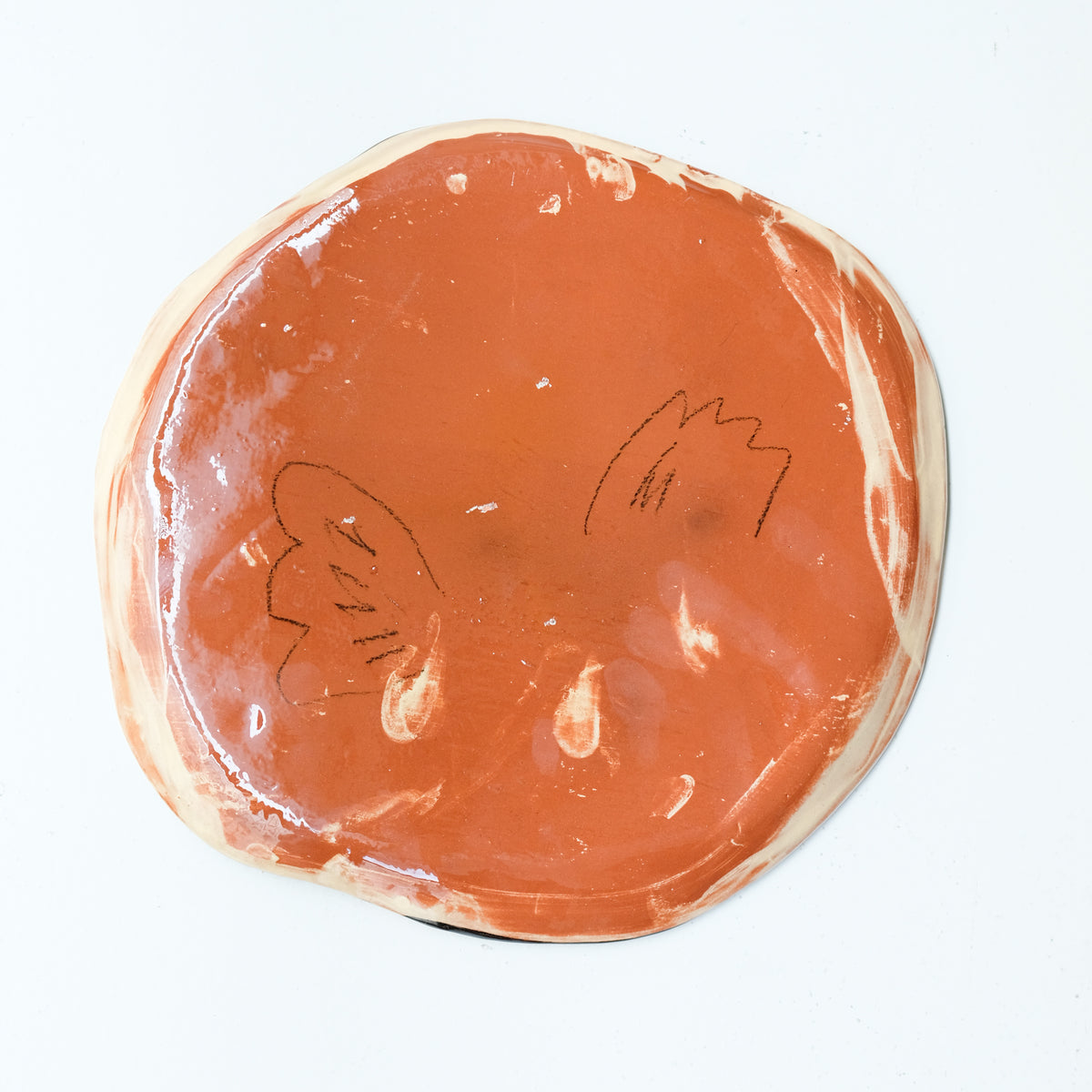 Assiette A26HB10 en faïence rouge D 25cm - Multicolore d'Héloise Bariol chez Brutal Ceramics