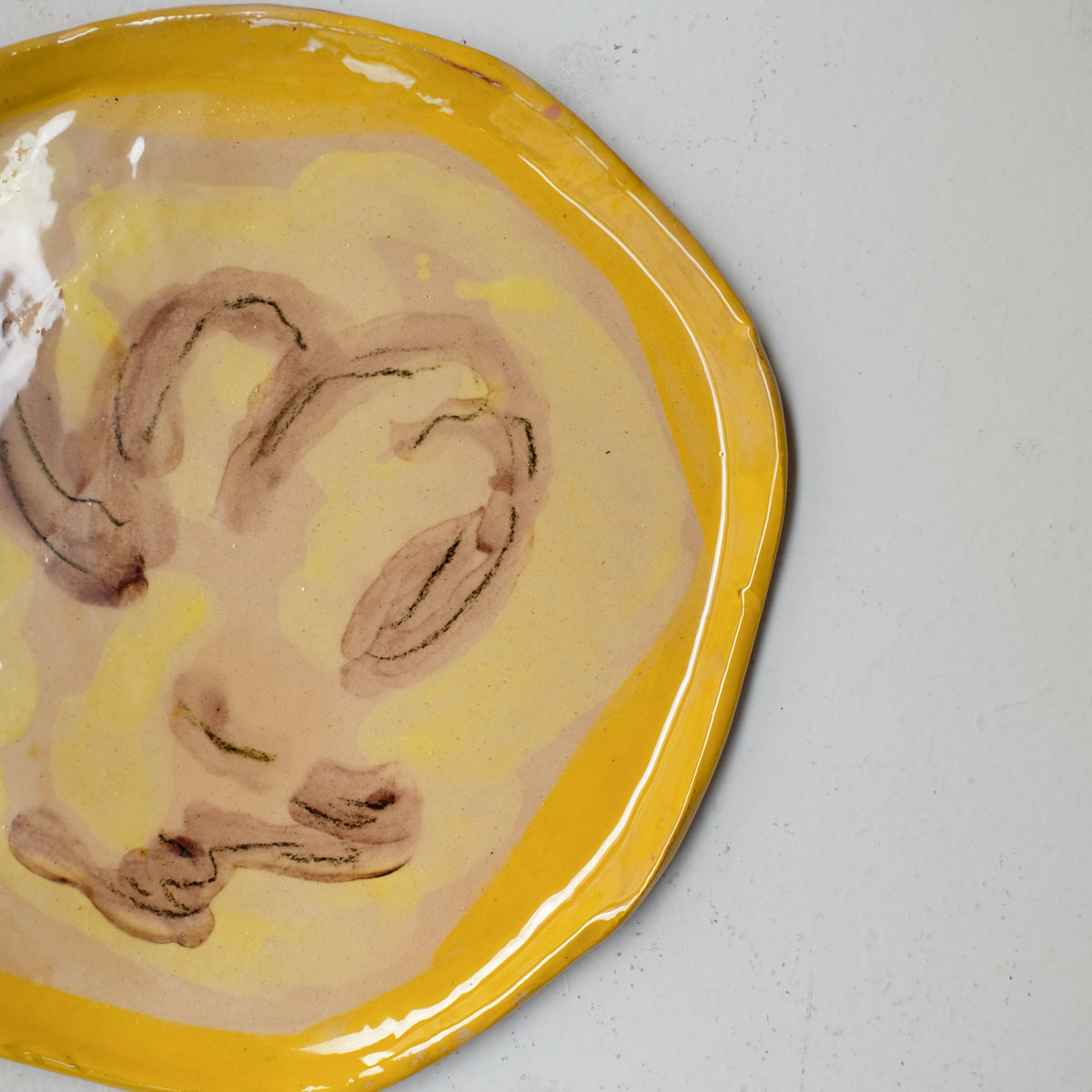 Assiette A26HB11 en faïence rouge D 25cm - Multicolore d'Héloise Bariol chez Brutal Ceramics