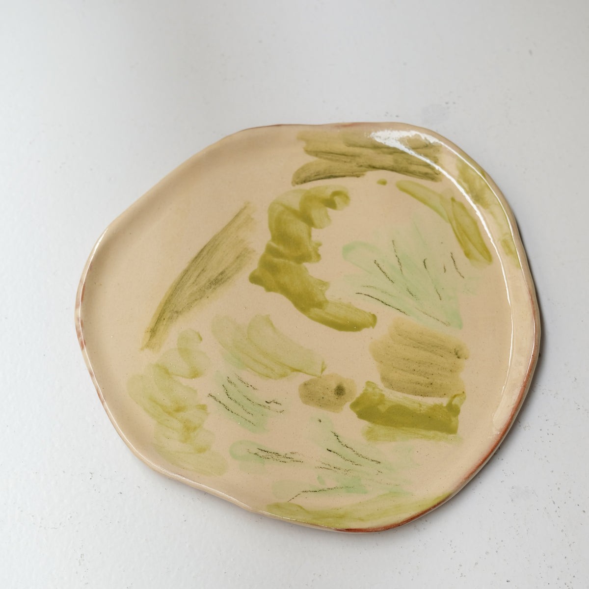 Assiette A26HB12 en faïence rouge D 25cm - Multicolore d'Héloise Bariol chez Brutal Ceramics