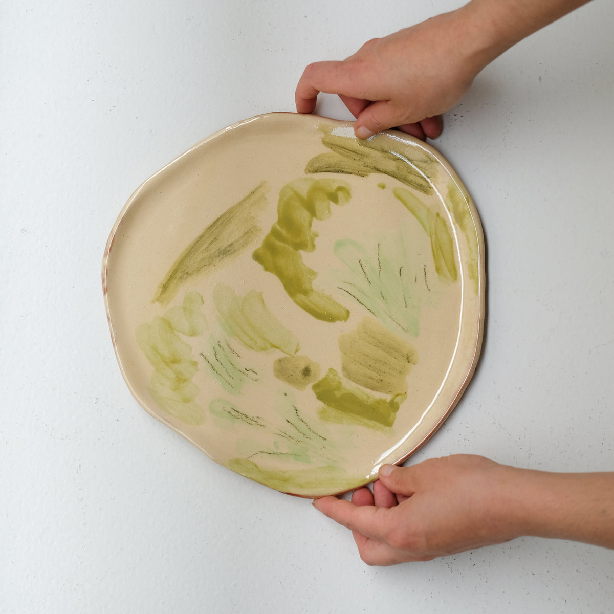 Assiette A26HB12 en faïence rouge D 25cm - Multicolore d'Héloise Bariol chez Brutal Ceramics