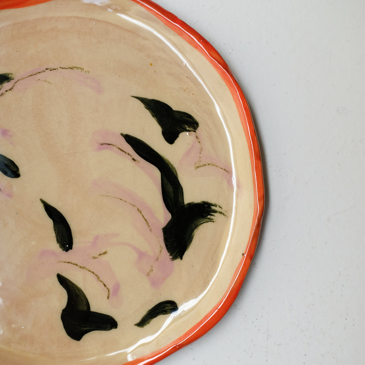 Assiette A26HB13 en faïence rouge D 25cm - Multicolore d'Héloise Bariol chez Brutal Ceramics