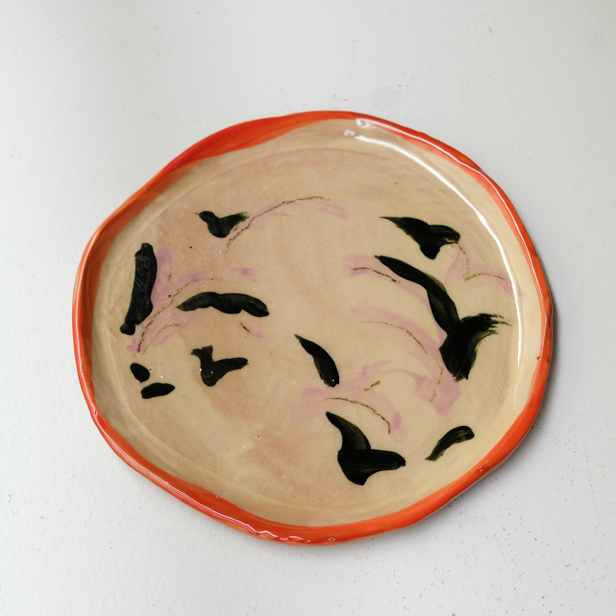 Assiette A26HB13 en faïence rouge D 25cm - Multicolore d'Héloise Bariol chez Brutal Ceramics