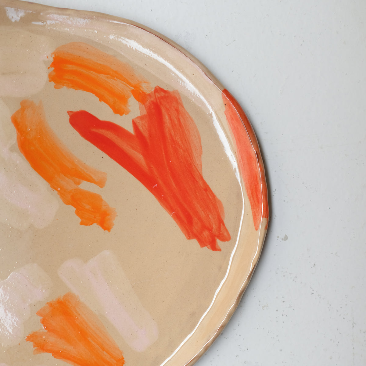 Assiette A26HB14 en faïence rouge D 25cm - Multicolore d'Héloise Bariol chez Brutal Ceramics