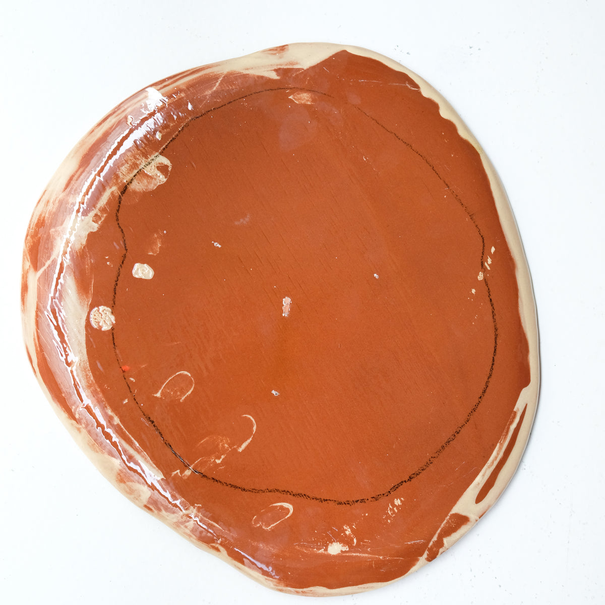 Assiette A26HB14 en faïence rouge D 25cm - Multicolore d'Héloise Bariol chez Brutal Ceramics