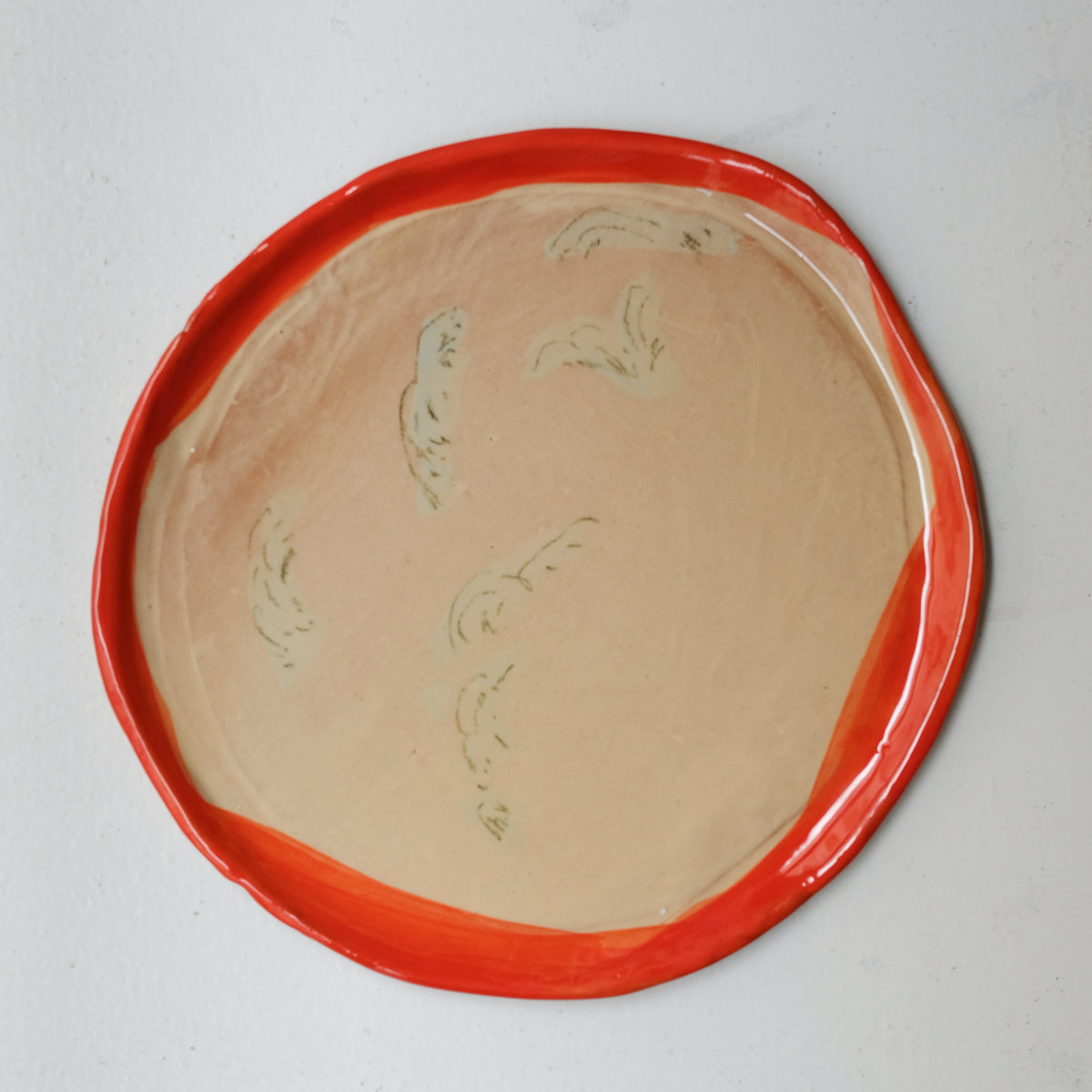 Assiette A26HB15 en faïence rouge D 25cm - Multicolore d'Héloise Bariol chez Brutal Ceramics