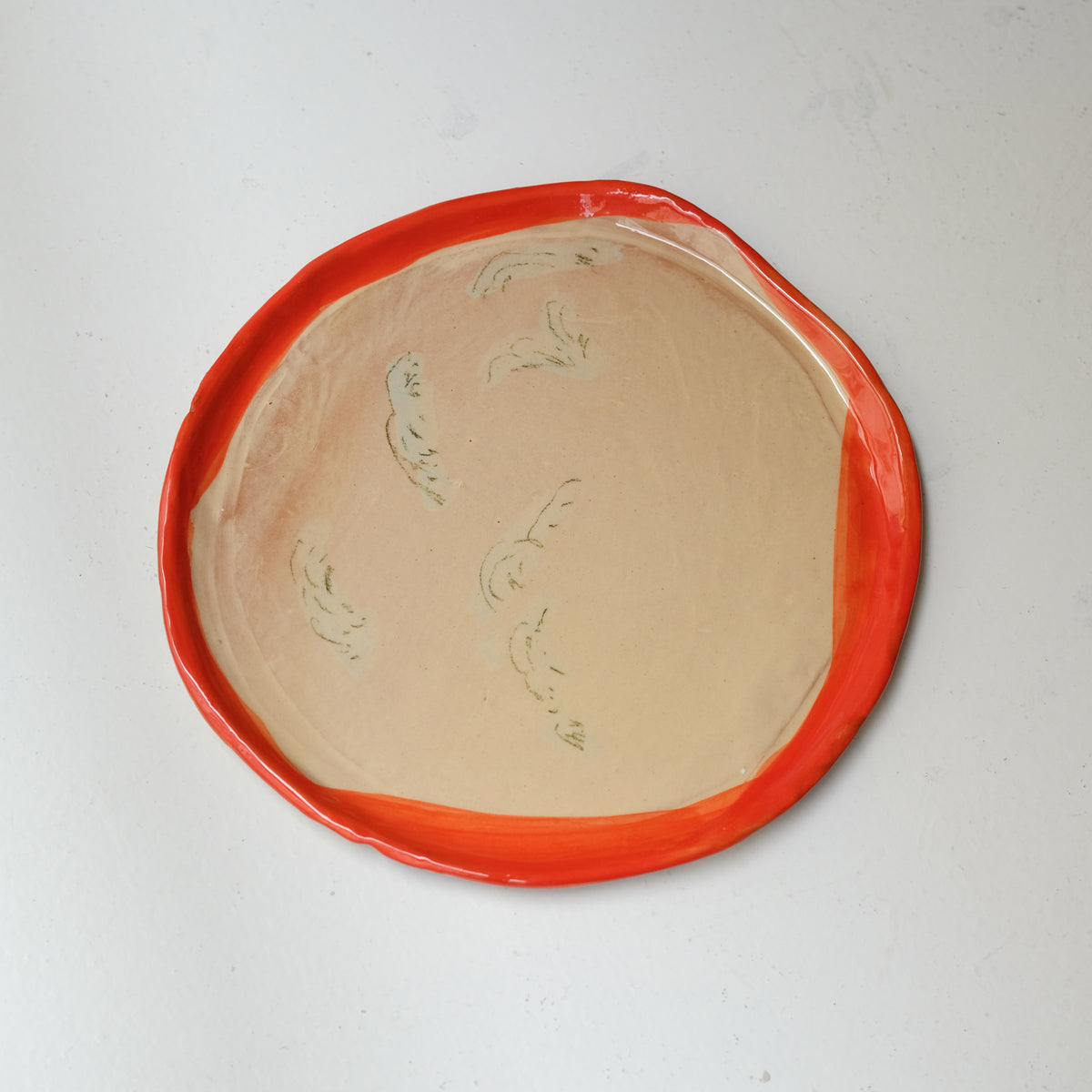 Assiette A26HB15 en faïence rouge D 25cm - Multicolore d'Héloise Bariol chez Brutal Ceramics