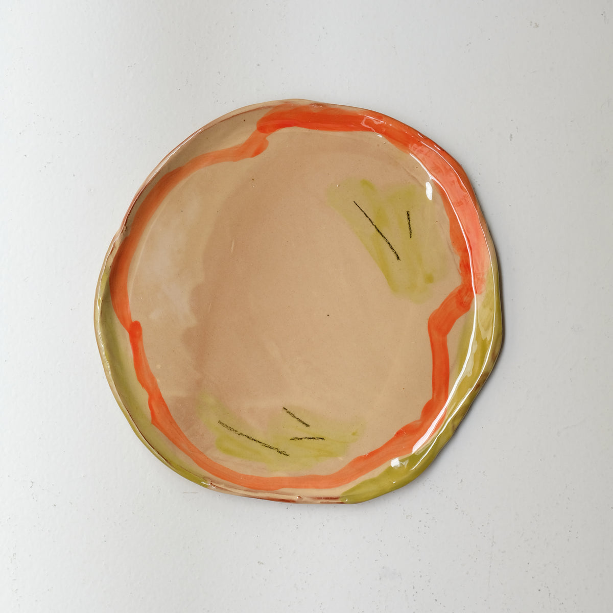 Assiette A26HB16 en faïence rouge D 25cm - Multicolore d'Héloise Bariol chez Brutal Ceramics