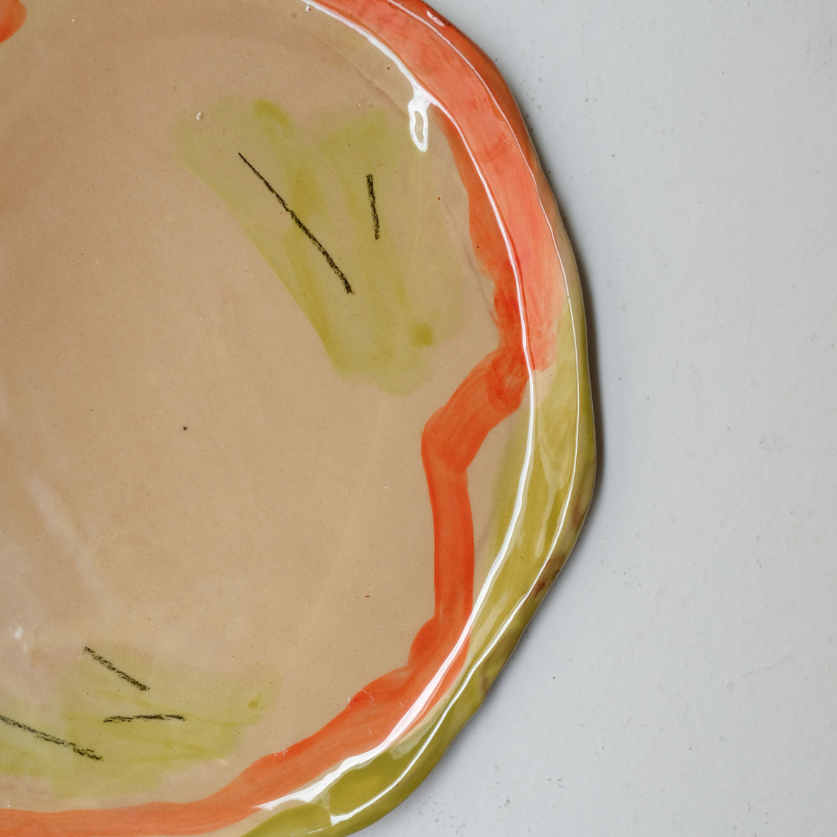 Assiette A26HB16 en faïence rouge D 25cm - Multicolore d'Héloise Bariol chez Brutal Ceramics