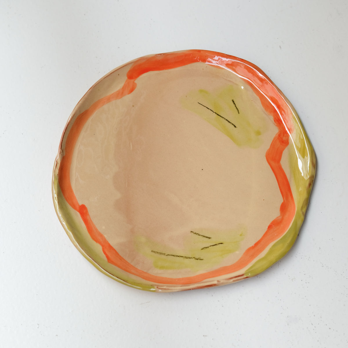 Assiette A26HB16 en faïence rouge D 25cm - Multicolore d'Héloise Bariol chez Brutal Ceramics