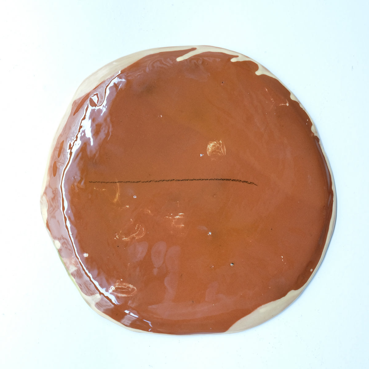 Assiette A26HB16 en faïence rouge D 25cm - Multicolore d'Héloise Bariol chez Brutal Ceramics