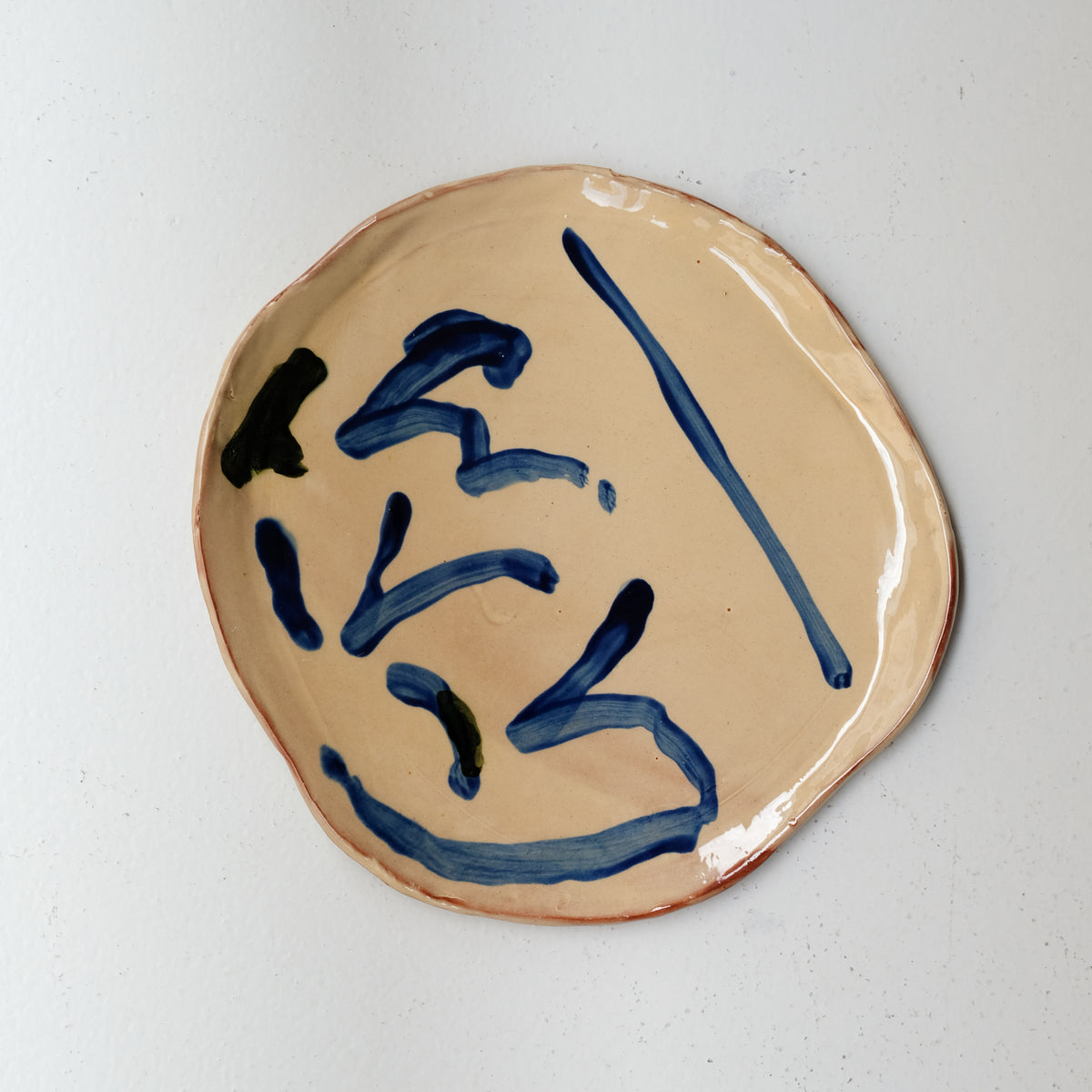 Assiette A26HB17 en faïence rouge D 25cm - Multicolore d'Héloise Bariol chez Brutal Ceramics