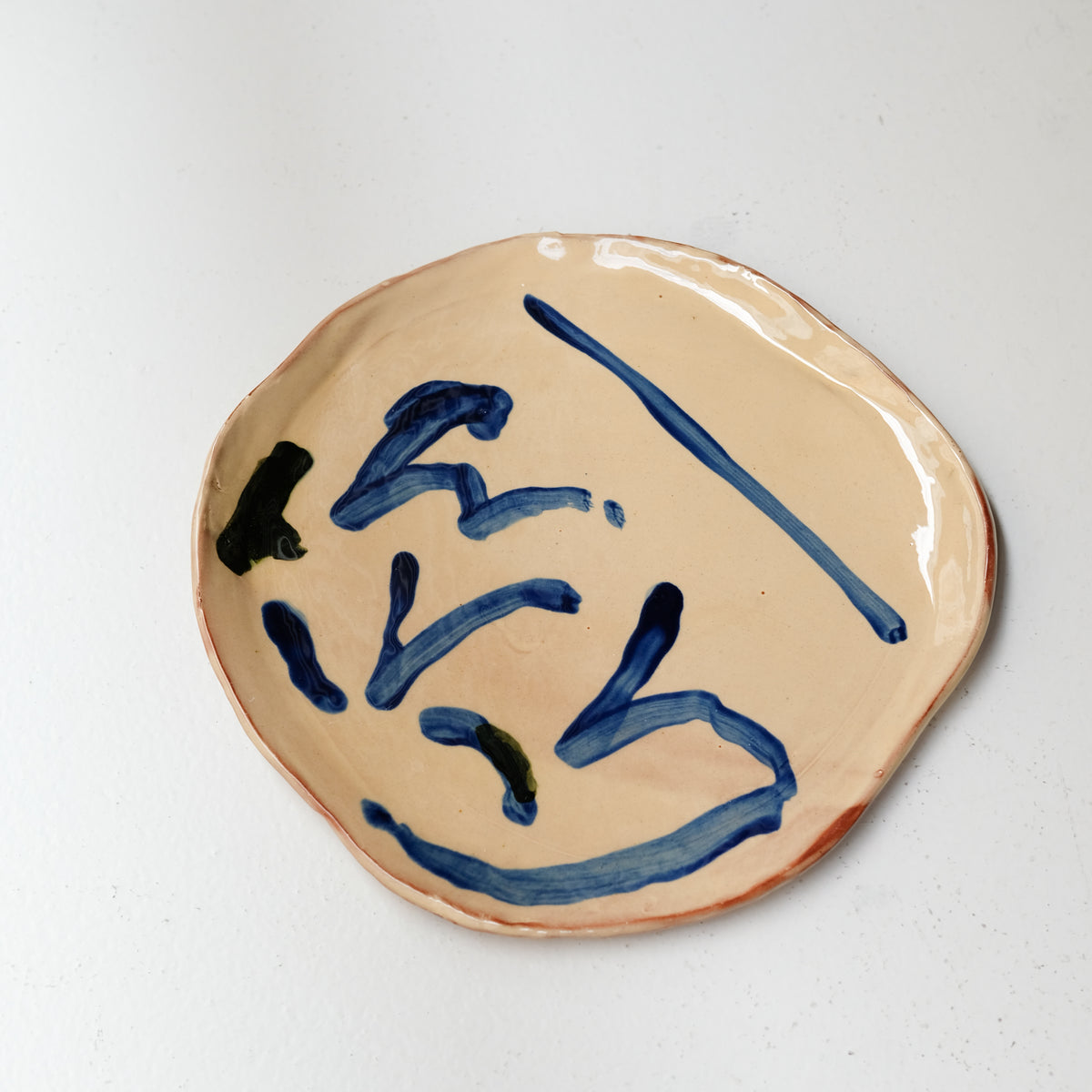 Assiette A26HB17 en faïence rouge D 25cm - Multicolore d'Héloise Bariol chez Brutal Ceramics