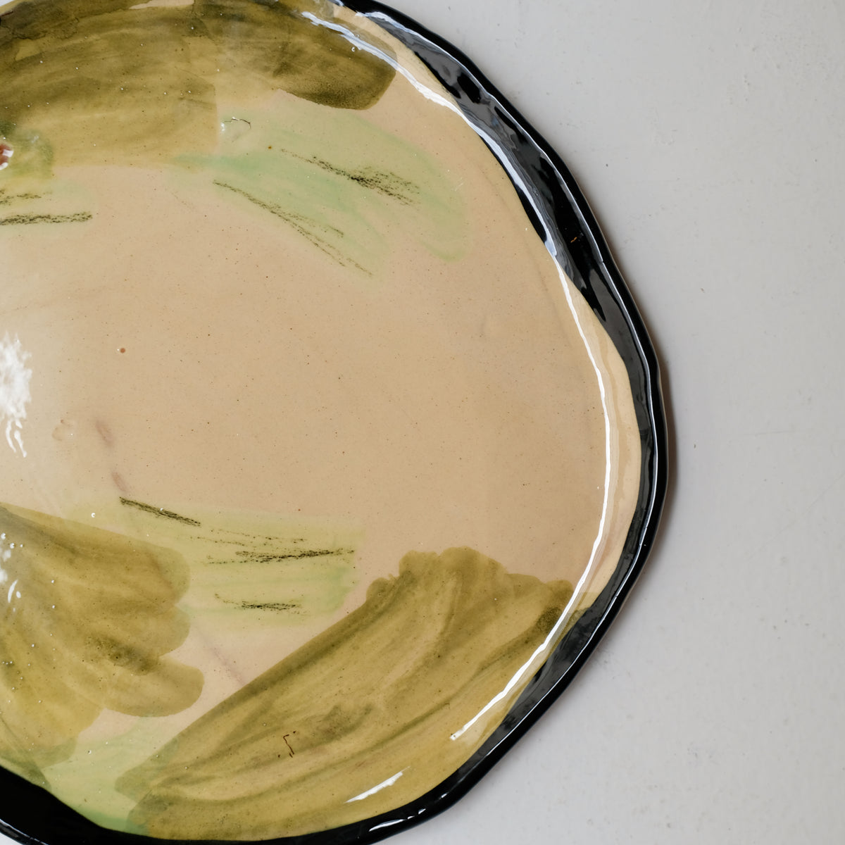 Assiette A26HB18 en faïence rouge D 25cm - Multicolore d'Héloise Bariol chez Brutal Ceramics
