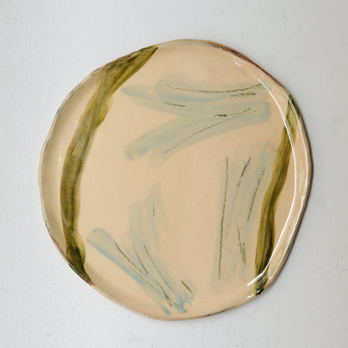 Assiette A26HB19 en faïence rouge D 25cm - Multicolore d'Héloise Bariol chez Brutal Ceramics