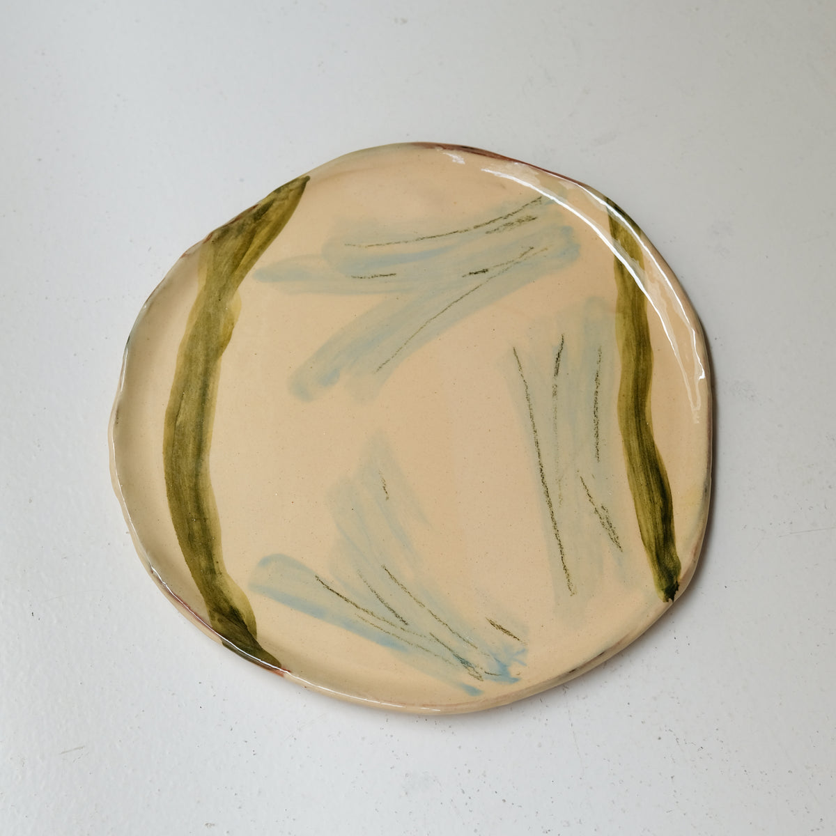 Assiette A26HB19 en faïence rouge D 25cm - Multicolore d'Héloise Bariol chez Brutal Ceramics