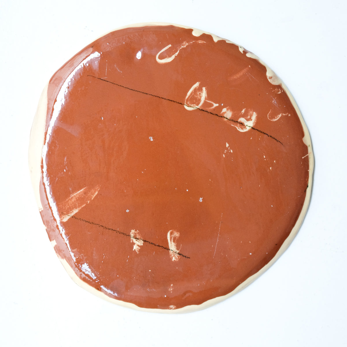 Assiette A26HB19 en faïence rouge D 25cm - Multicolore d'Héloise Bariol chez Brutal Ceramics