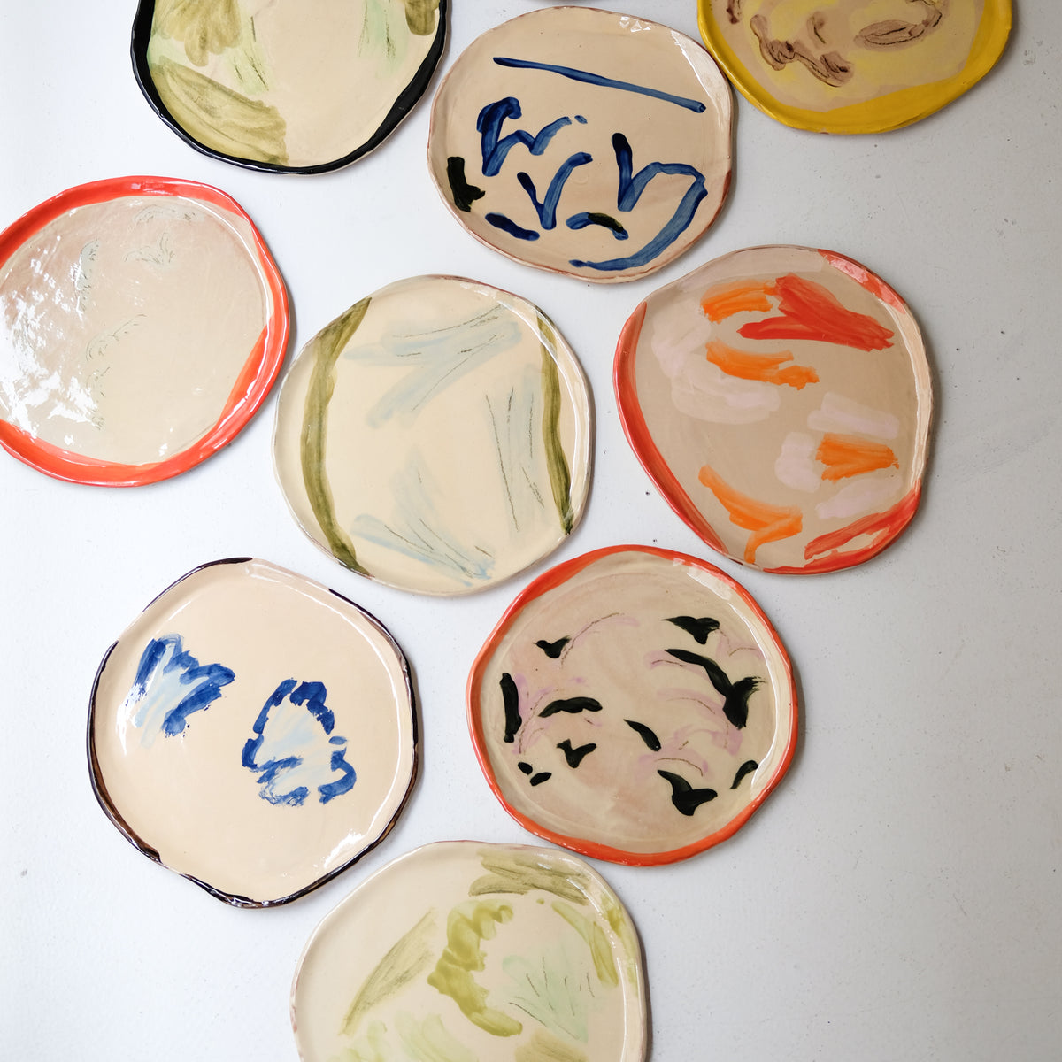 Assiette A26HB14 en faïence rouge D 25cm - Multicolore d'Héloise Bariol chez Brutal Ceramics