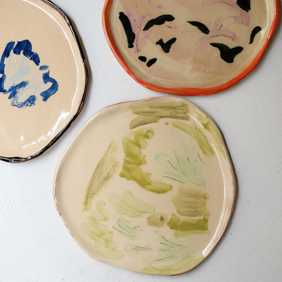Assiette A26HB12 en faïence rouge D 25cm - Multicolore d'Héloise Bariol chez Brutal Ceramics