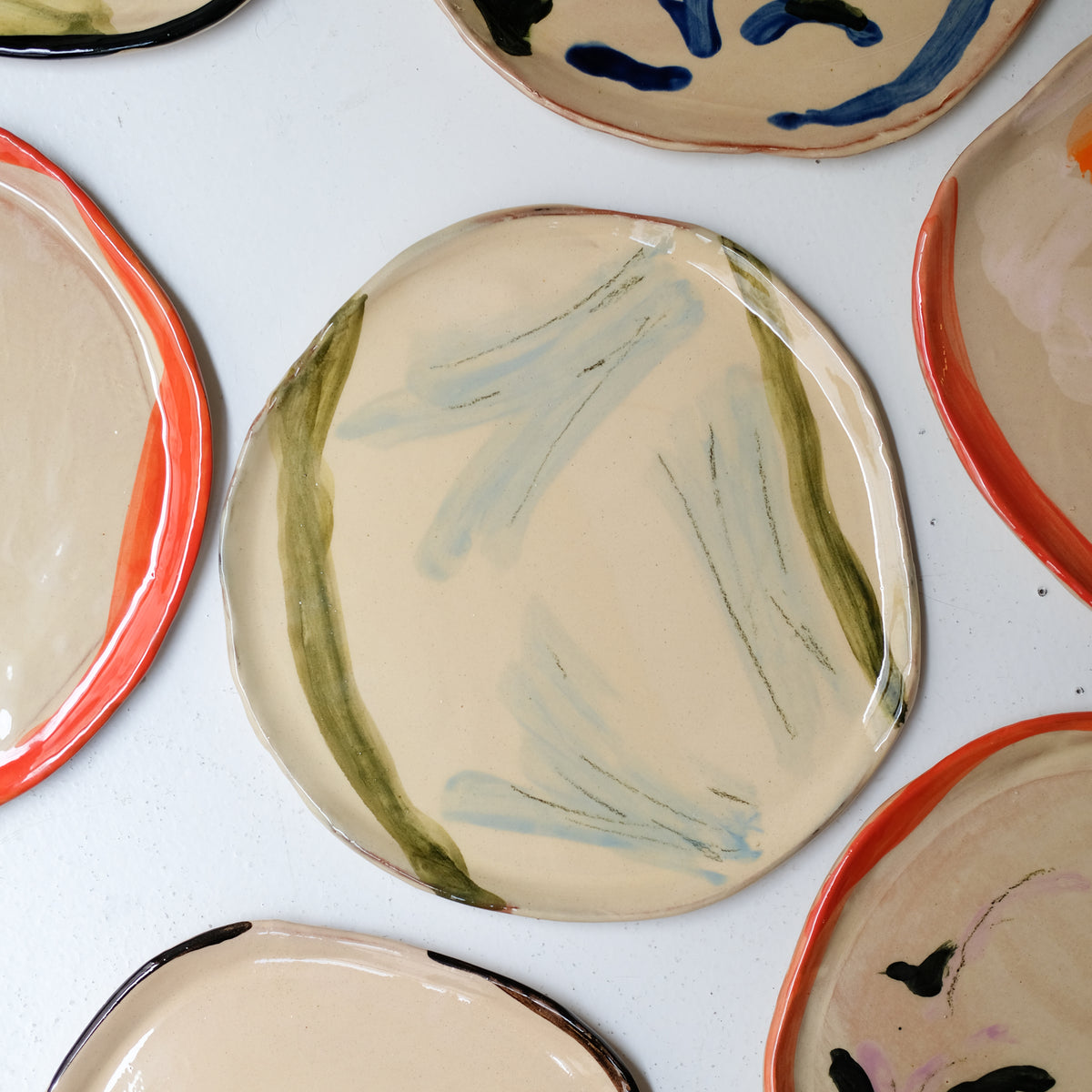 Assiette A26HB19 en faïence rouge D 25cm - Multicolore d'Héloise Bariol chez Brutal Ceramics