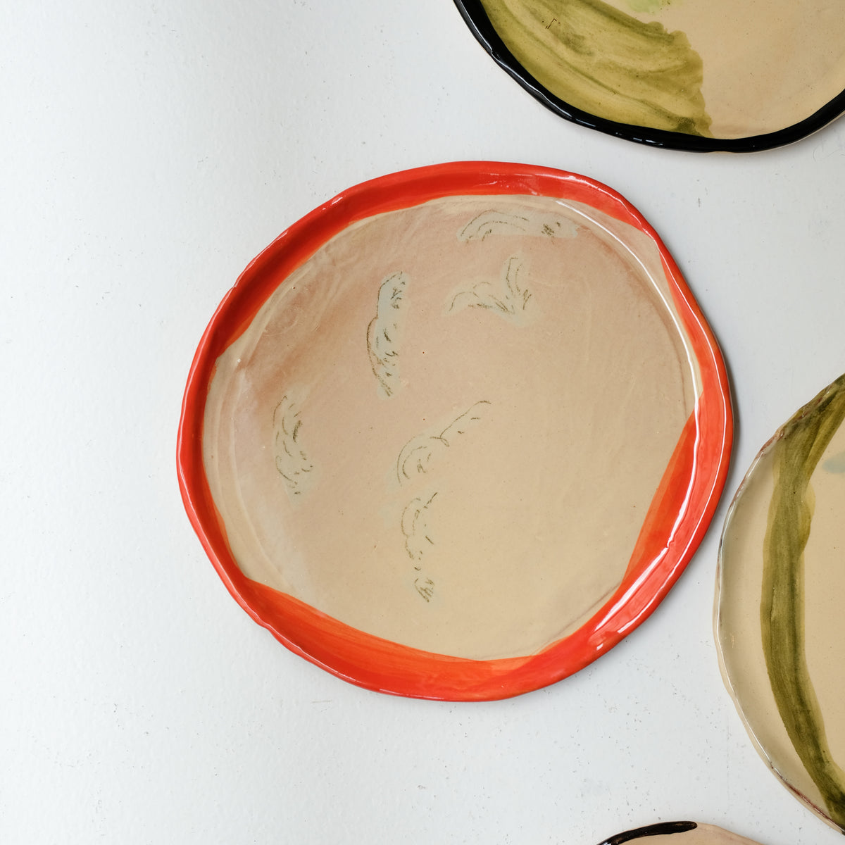 Assiette A26HB15 en faïence rouge D 25cm - Multicolore d'Héloise Bariol chez Brutal Ceramics