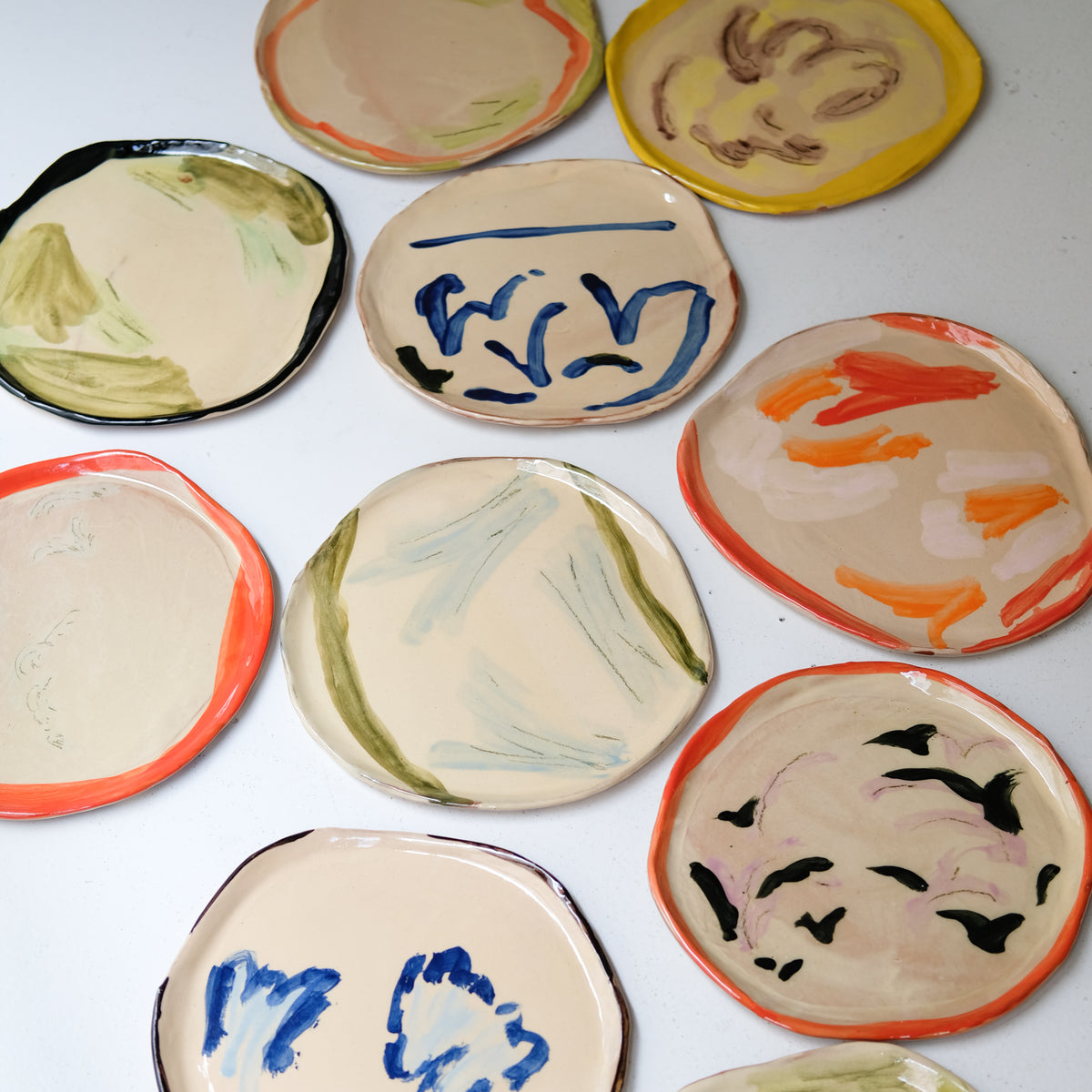 Assiette A26HB13 en faïence rouge D 25cm - Multicolore d'Héloise Bariol chez Brutal Ceramics