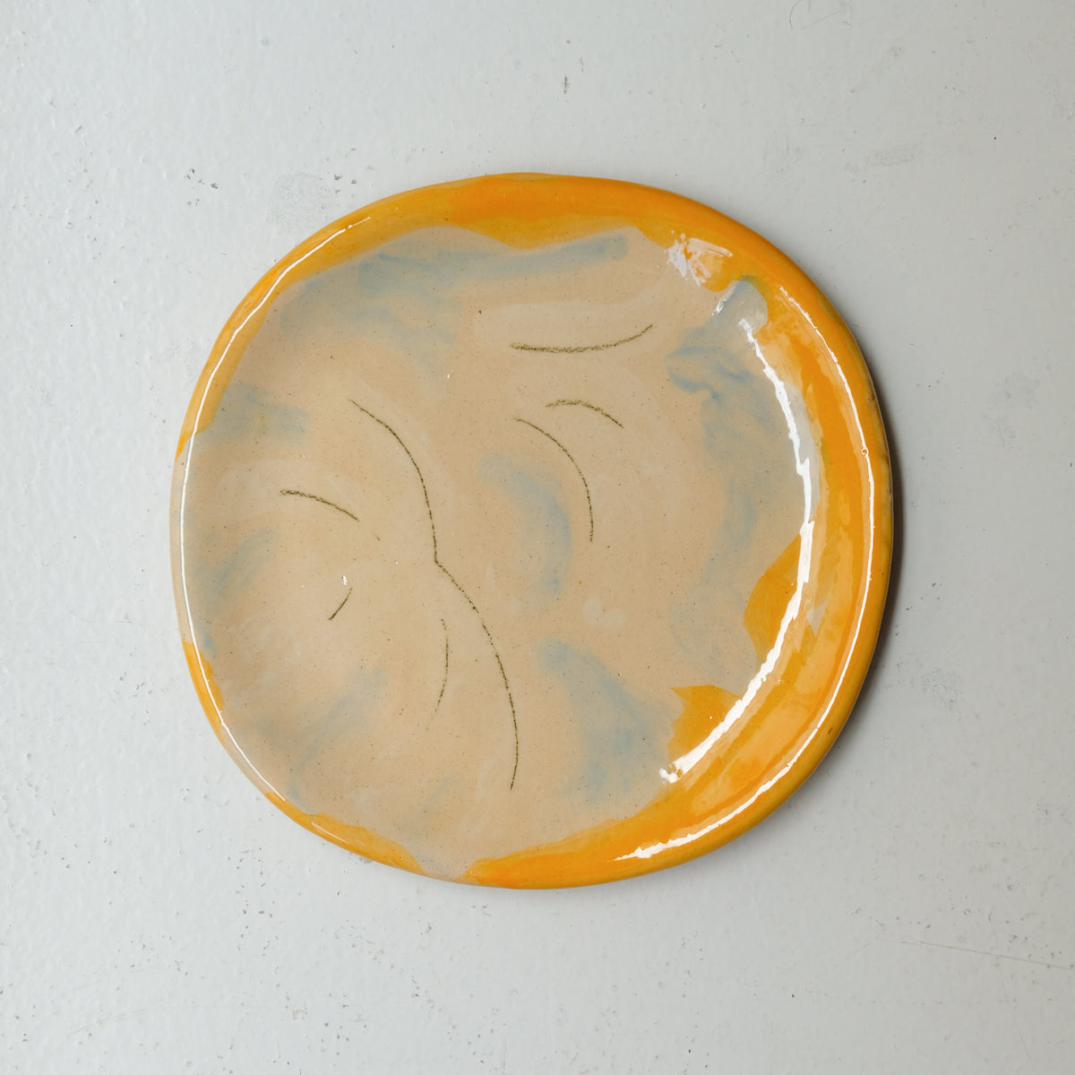 Assiette A26HB20 en faïence rouge D 19,5cm - Multicolore chez Brutal Ceramics